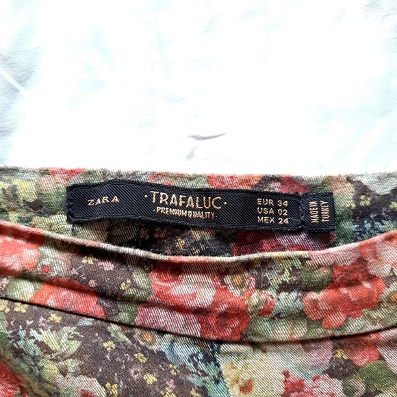 Zara | Floral Multi color jean jegging skinny with bronze zipper accents - Picture 10 of 11